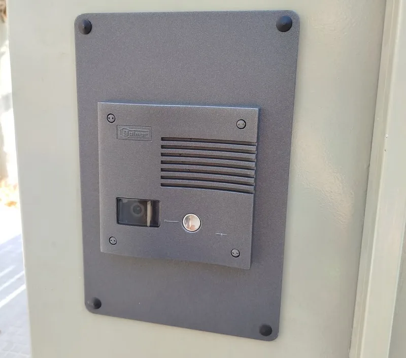 Placa exterior de videoportero con cámara y pulsador
